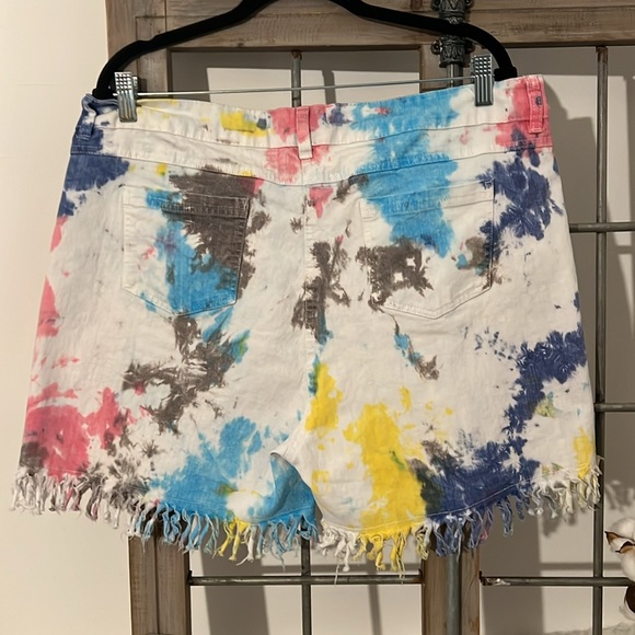 Taxi Tie Dye Shorts - Picture 5 of 6